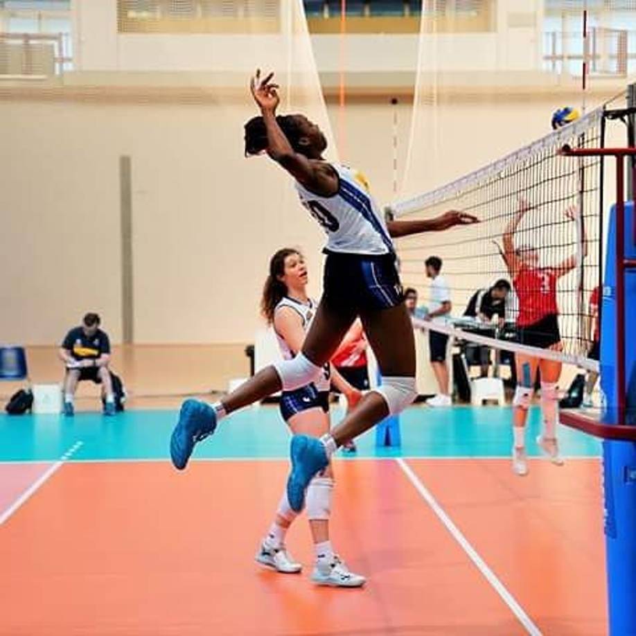 Obtuvo una medalla de oro en el Mundial sub-20 en 2021, una medalla de oro europea en 2022 con la selección sub-19 y otro oro en los Juegos Olímpicos de la Juventud.