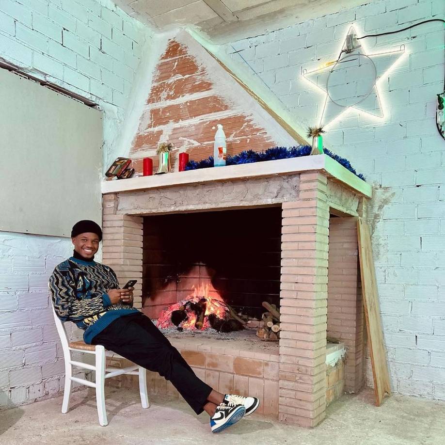 El joven futbolista del Bacelona, Ansu Fati, feliz en esta época navideña.