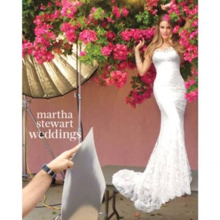 La actriz modeló vestidos de novia para la portada de la nueva edición de la revista Martha Stewart Weddings.