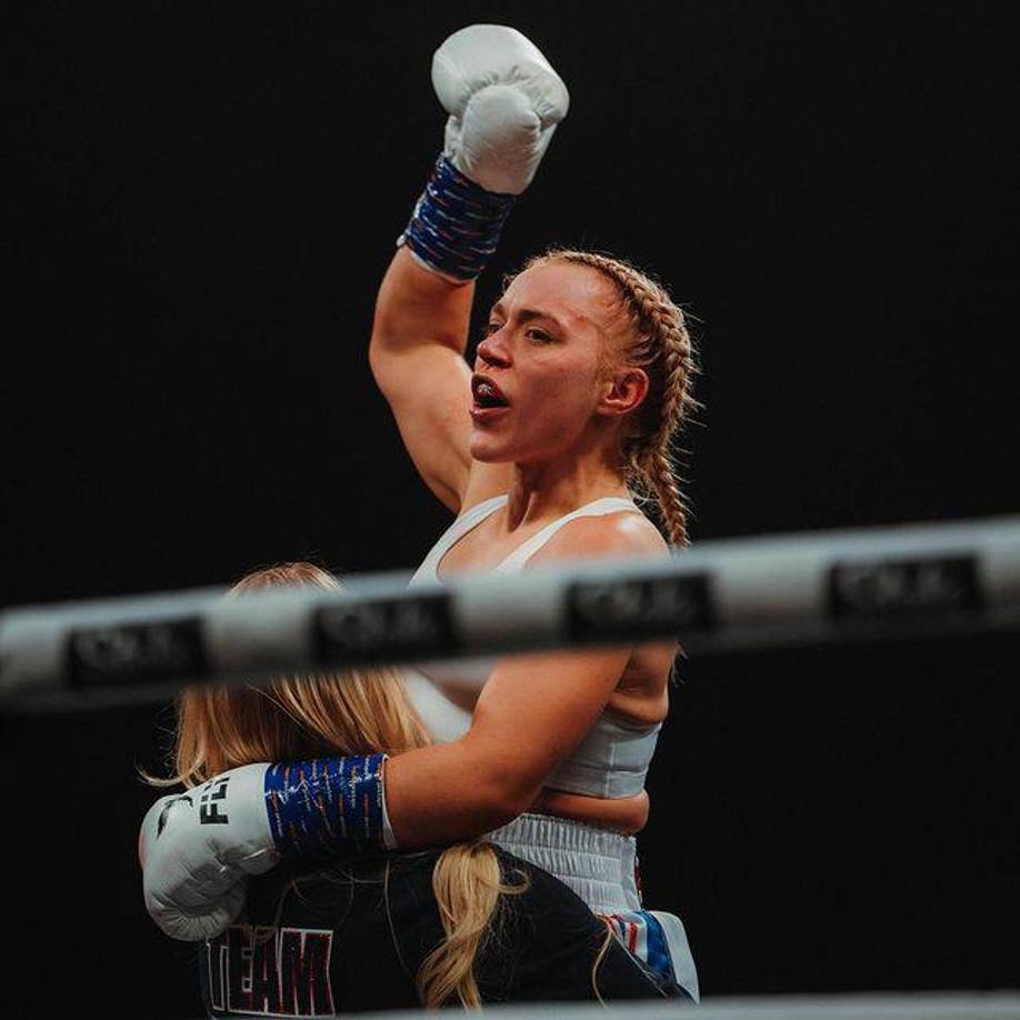 La hermosa boxeadora y modelo Elle Brooke, suma alrededor de 700.000 seguidores en Instagram.