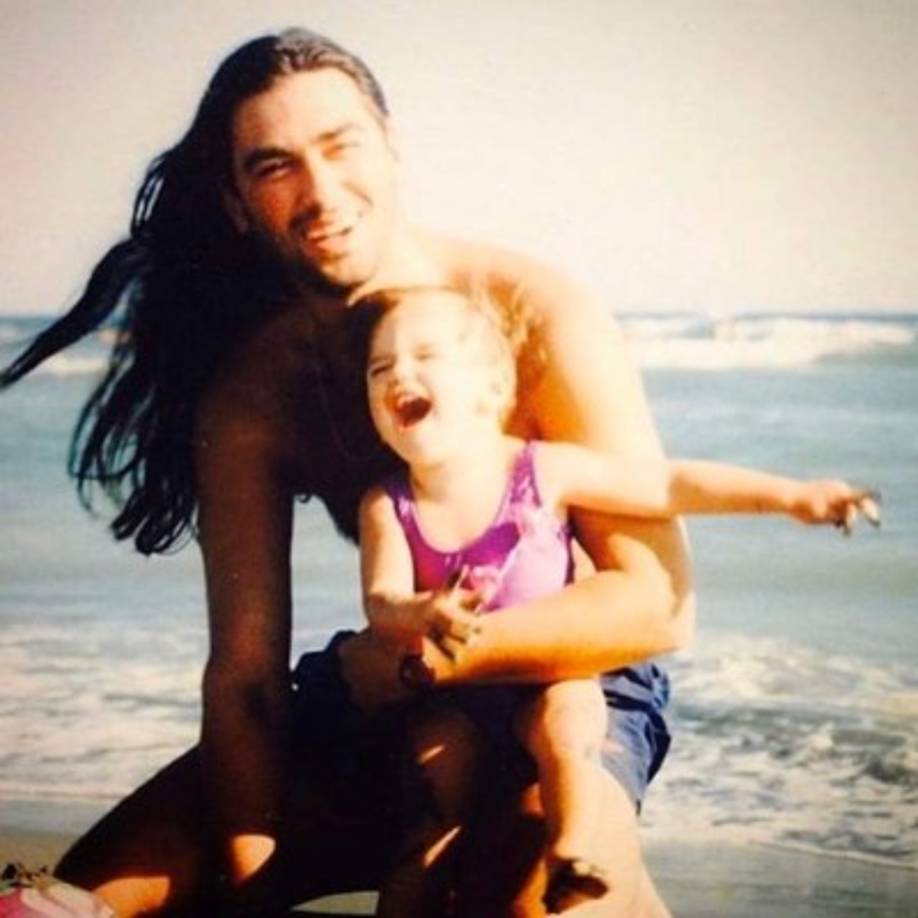 La publicación de estas privadas imágenes fueron acompañadas de este mensaje:<br/><br/>'Otra vuelta al sol ☀️ Feliz cumpleaños a mi Merman favorito 🧜🏼‍♀️❤️ ¡TE AMAMOS MUCHO! Gracias por todo el amor, el apoyo, la orientación y las risas que nos brindas todos los días. Somos muy afortunados ✨ Anesa Lipa Rina Lipa Gjin Lipa'.