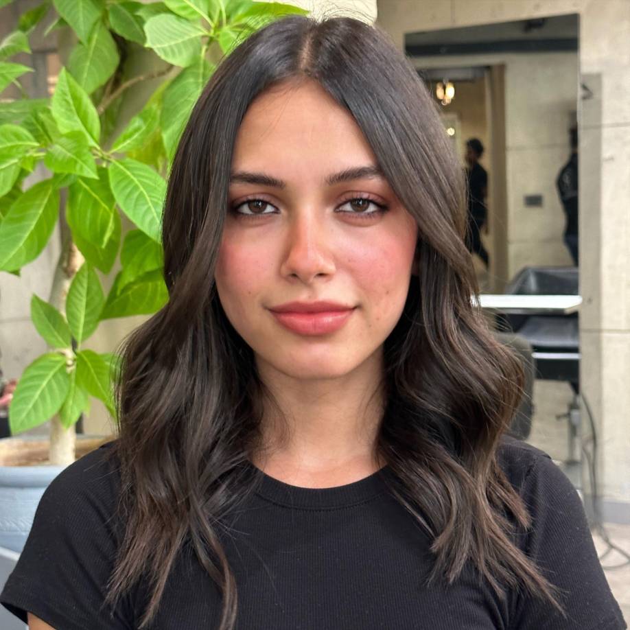 ¿Quién es Erica Robin? La joven tiene una licenciatura en Administración de Empresas y comenzó su carrera como modelo profesional en enero de 2020, y sus fotografías aparecieron en varias revistas, incluida Diva Magazine Pakistan. Recientemente le dijo a Voice of America que sentía mucha responsabilidad sobre sus hombros porque creía que sería la primera vez que Pakistán tendría una participante en el certamen mundial de Miss Universo.