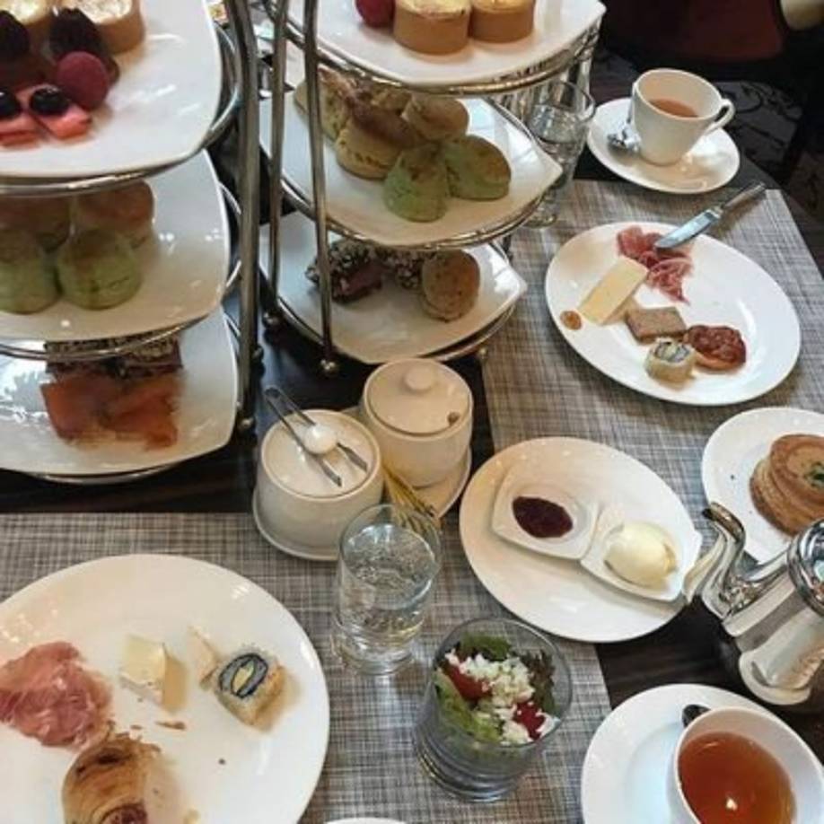 El St Regis también cuenta con una barra permanente de aperitivos y postres para sus huéspedes.