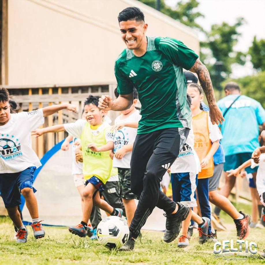 El delantero hondureño Luis Palma hasta se puso a jugar una “potra” con los pequeños de la Asociación de Fútbol Juvenil del Estado de Maryland.