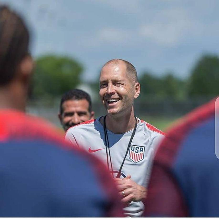 El propio técnico explicó, en un comunicado firmado junto a su esposa, que en 1991 tuvo un fuerte “altercado” con su entonces novia, y ahora mujer, Rosalind, y que terminó dándole “una patada en las piernas”.