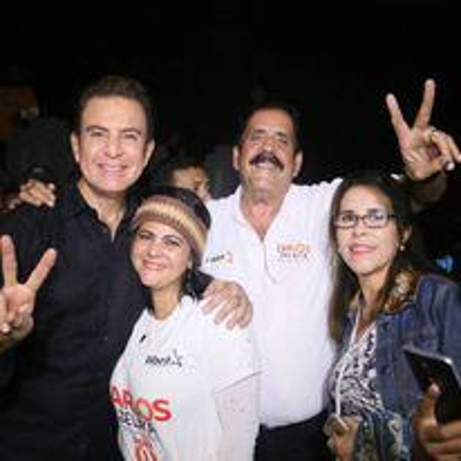 Ascendió a secretario de finanzas del Consejo Departamental de Olancho y en el período 1998-2002 logra ser electo como diputado. En 2001, “Mel” se lanza como precandidato presidencial y su hermano mayor decide apoyarlo y sumarse a la campaña.