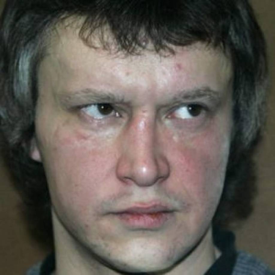 'El Asesino del Martillo” o “El Asesino del Cuadro de Ajedrez”<br/><br/>Aleksandr Pichushkin es un asesino en serie ruso que mató a sus víctimas (hombres, mujeres y niños) con un martillo: las golpeaba en la cabeza. Cometió sus asesinatos desde 1992 hasta 2006, año en que fue arrestado.Pichushkin quería que sus asesinatos igualaran el número de casillas de un tablero de ajedrez, es decir, 64. Fue acusado de asesinar a 49 personas, aunque él declaró haber asesinado a 61 personas.El 24 de octubre de 2007 fue declarado culpable de 48 asesinatos y tres tentativas de asesinato por un tribunal ruso. El 29 de octubre de 2007 fue sentenciado a cadena perpetua.