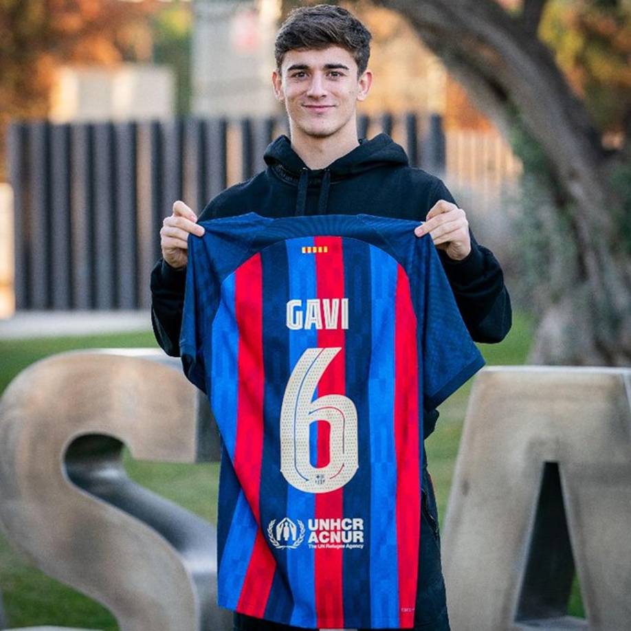 Gavi - El FC Barcelona logró inscribir al joven mediocampista en la Liga Española para que ahora pase a ser jugador del primer equipo de la entidad blaugrana. Ahora usará el dorsal 6 que lució en su momento su ahora entrenador, Xavi Hernández.