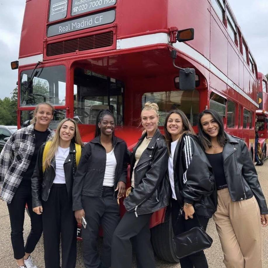 Algunas jugadoras del Real Madrid femenino en Londres: Mylene Chavas, Olga Carmona, Naomie Feller, Freja Siri, Carla Camacho y Kathellen Sousa.