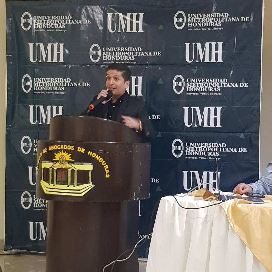 Enrique Flores presentó su libro en el Colegio de Abogados de Honduras (CAH)