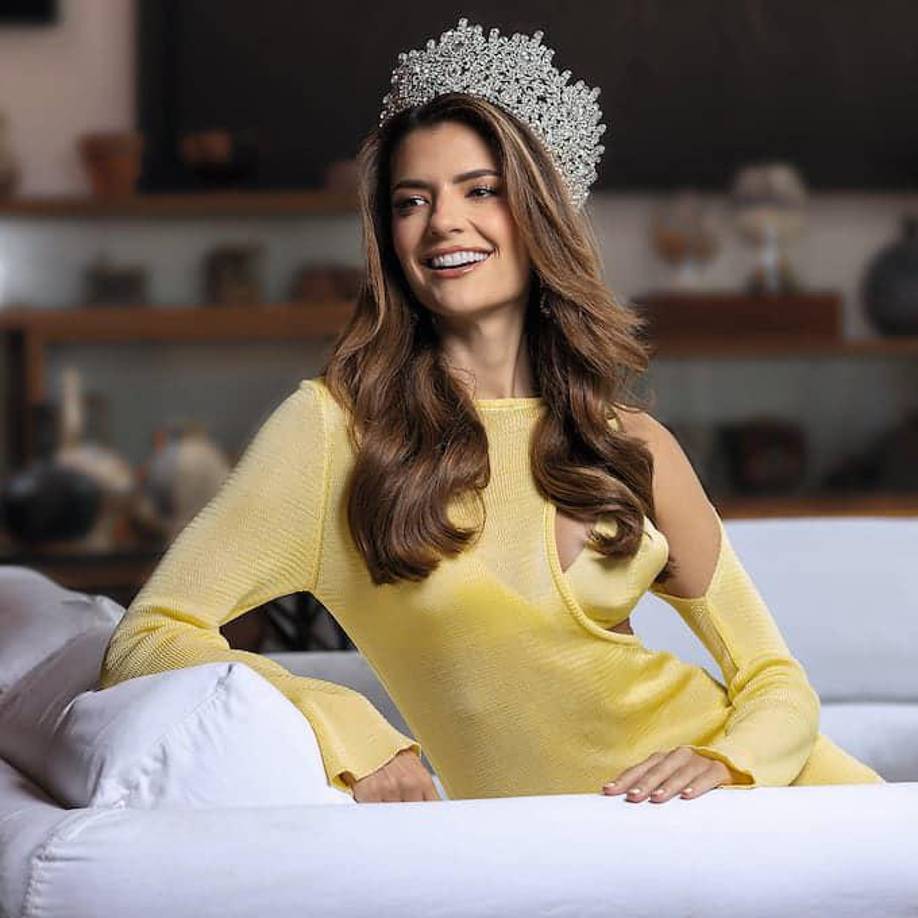 “Yo ya le he dicho a esta niña de Perú que el salir a desfilar en la noche del Miss Universo no es salir a un desfile cualquiera. Es una interpretación, como cuando haces un papel en una obra de teatro”, expresó Osmel Sousa.