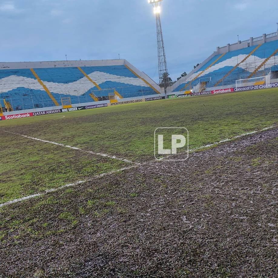 La ciudad de San Pedro Sula se ha visto afectada por lluvias muy intensas durante la última semana y eso ha afectado el terreno de juego del estadio Morazán.