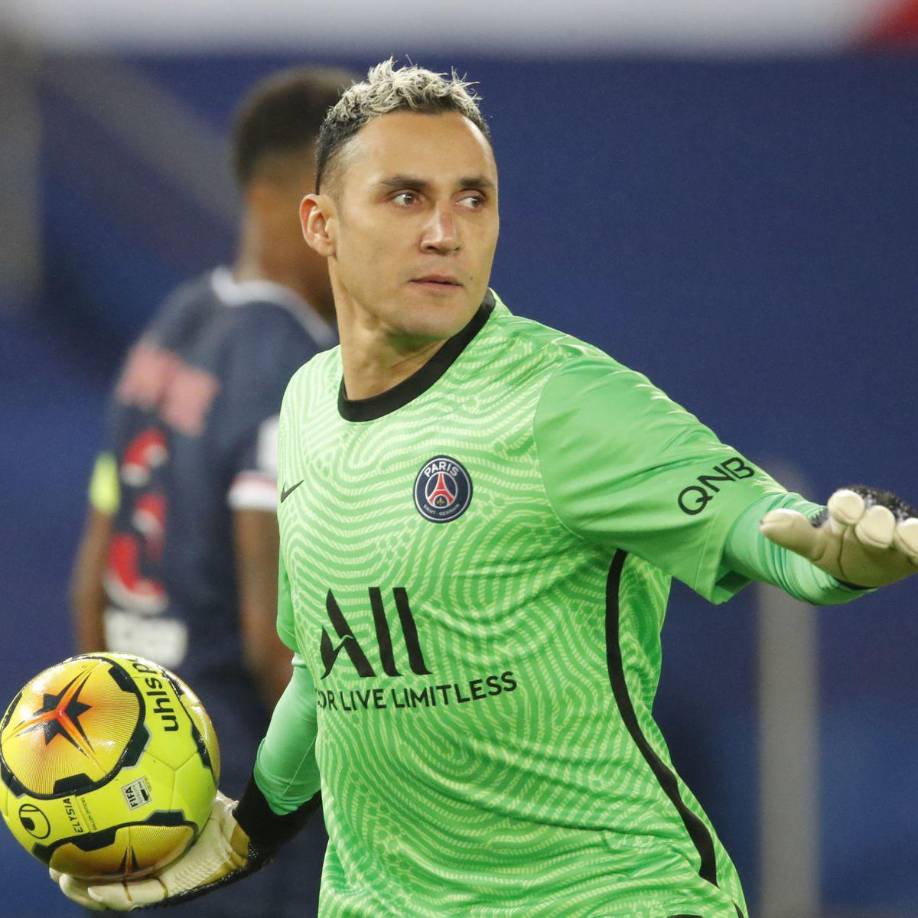 Keylor Navas sigue siendo una de las salidas que busca cerrar el París Saint-Germain a corto plazo y el portero tico cuenta con tres opciones. Juventus, Nottingham Forest y Sevilla quieren tener al costarricense. El Bournemouth también ha sido vinculado con el meta que ha perdido la titularidad en el PSG. Además, Al-Nassr, está preparando una oferta para llevarlo a Riad y reunir al arquero con su excompañero en el Real Madrid, Cristiano Ronaldo.