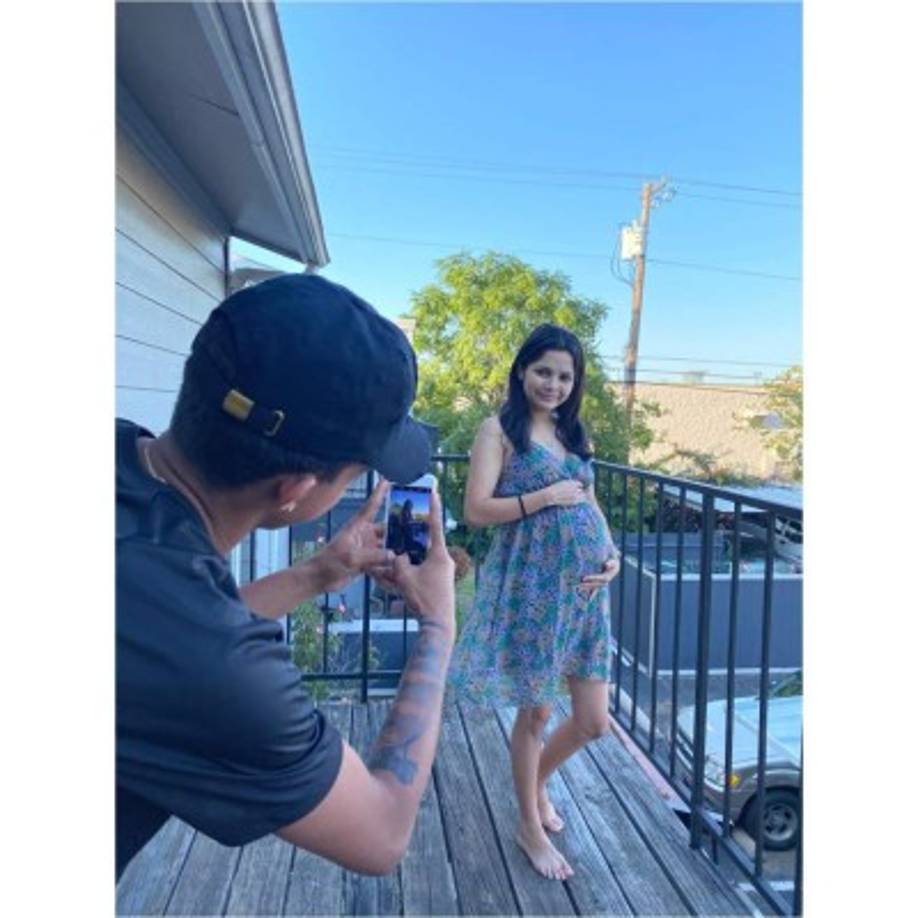 '¿Mandilón porque presumo a mi esposa? No raza, ignorantes ustedes porque no aprecian a su mujer. Prefiero perder a gente falsa que a mi mujer que ha estado y estará conmigo en las buenas y en las malas”, escribió Omar Fuentes, nombre real del joven, en sus redes sociales junto a una imagen con su esposa.