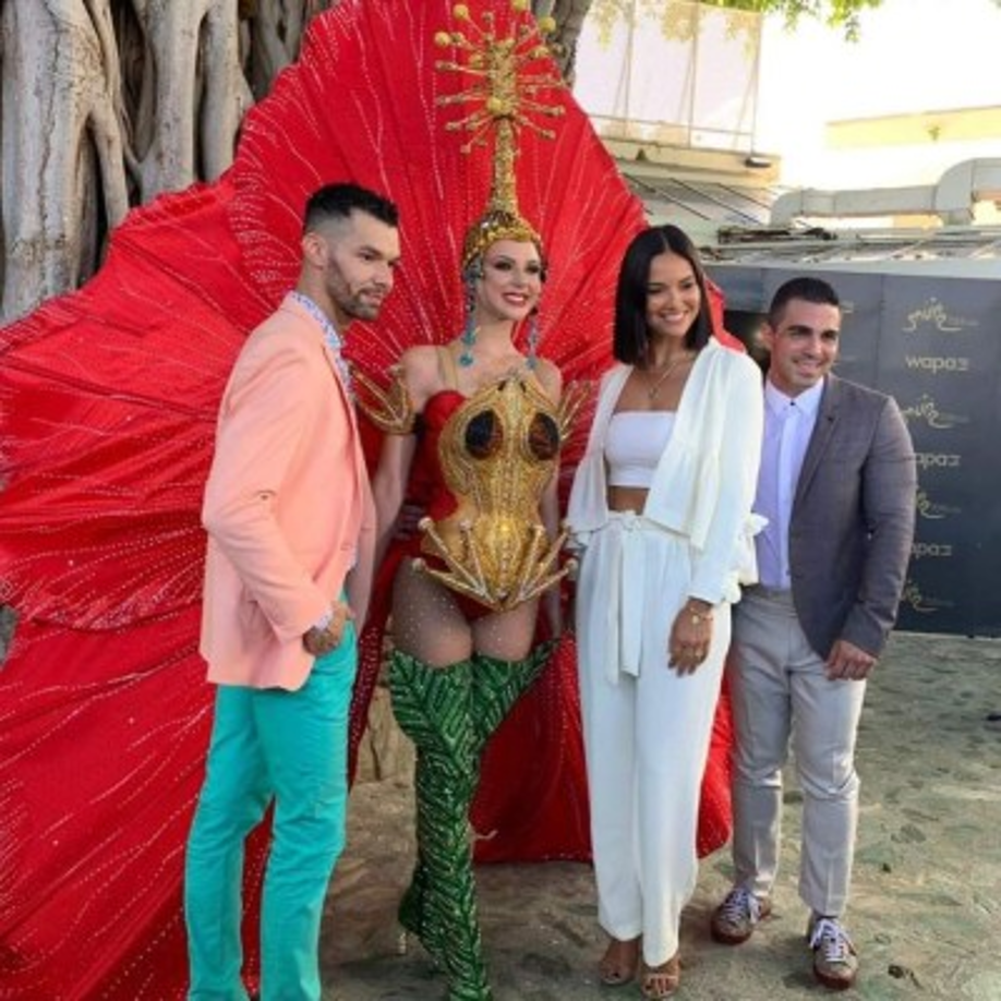 El diseñador Joshuan Aponte ha descrito que la pieza que llevará la puertorriqueña Madison Anderson Berríos a Miss Universo 2019 tendrá integrado el canto del coquí gracias a la tecnología.<br/><br/>Para el artista el traje significa la ‘NATURALEZA DORADA’ como le ha llamado. Es una estampa de colores, que denota la diversidad natural de Puerto Rico, se observa la presencia del famoso “El coquí”. El verde y el rojo representan la flor de maga, símbolo nacional de nuestra isla, cuidadosamente trabajada en telas ligeras para resaltar la frescura de la montaña puertorriqueña.<br/><br/>Además, se crea un pistilo que proporciona una sensación de realidad utilizando tecnología de impresión 3D para proyectar los detalles de la hermosa flor. Mientras tanto, un coquí dorado adornado minuciosamente descansa sobre el torso de Madison.