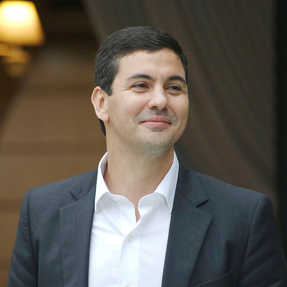 Santiago Pena, de 46 años, tiene un máster en Administración Pública de la Universidad de Columbia en Estados Unidos y es graduado como Economista de la Universidad Católica de Asunción