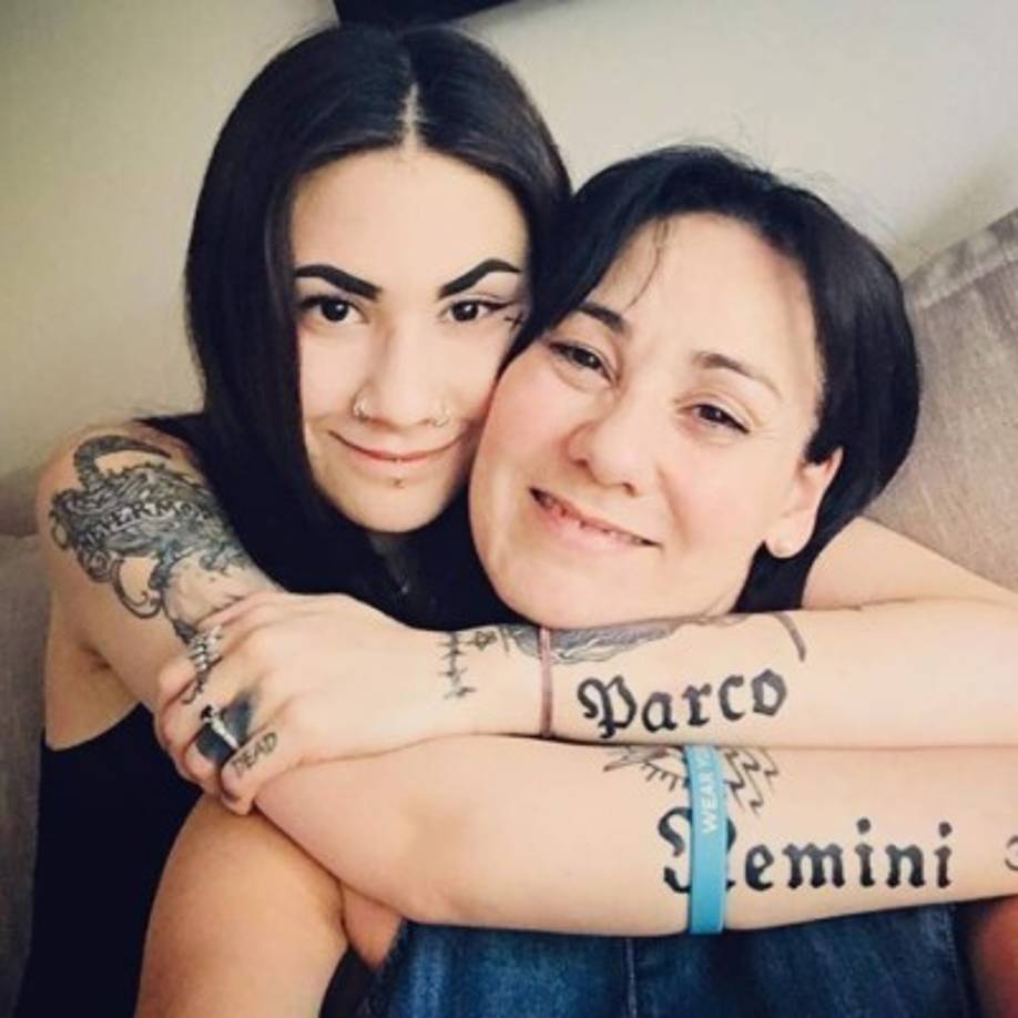 Cuando usa poco maquillaje es notable el enorme parecido que tiene con su madre. Para muchos lucen como dos gotas de agua.