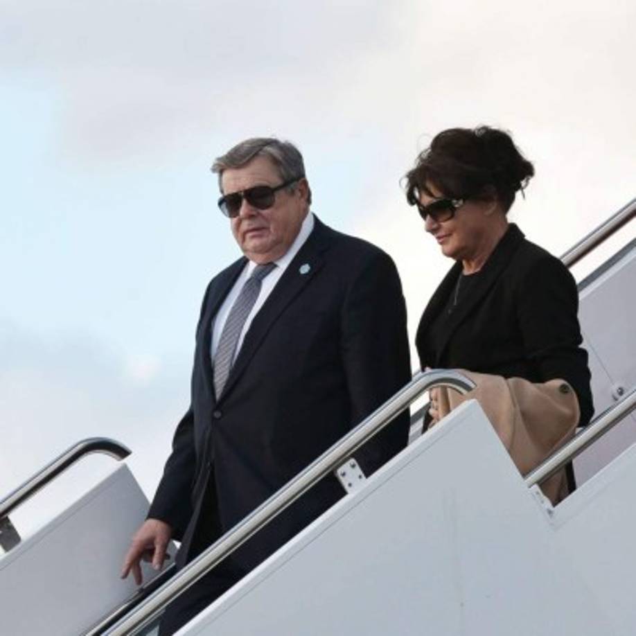 Viktor Knavs, que era vendedor de automóviles en Eslovenia, y Amalija, que trabajaba en una fábrica textil, tienen más de 70 años, están jubilados y pasan gran parte del año en Estados Unidos, donde visitan con regularidad a su hija y su nieto Barron.