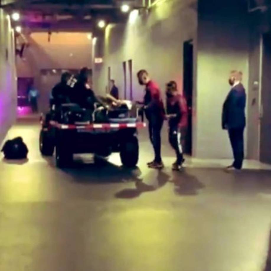 El delantero mexicano fue trasladado a un hospital para evaluar el choque con el portero caribeño y las repercusiones de la lesión.