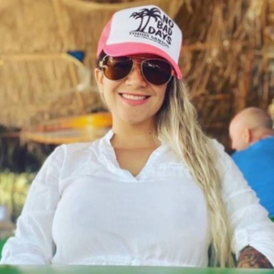 'Muchos hombres tienen complejos porque tienen pechos grandes, pues reducirlos. Hay mujeres que tienen los senos caídos, pues reconstruirlos y que esto esté en el cuadro público de salud, o sea que el Gobierno lo pague', relata.