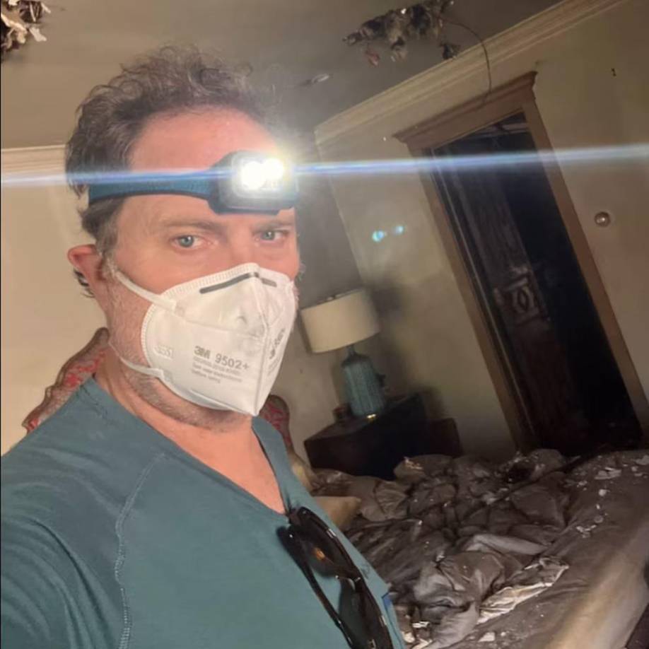 “<b>No es algo que alguna vez pensé que estaría haciendo</b>”, declaró Wilson mientras recorría meticulosamente los escombros de su dormitorio, cuarto de baño y oficina. Entre las ruinas que documentaba, capturó una imagen particularmente impactante: <b>su inodoro completamente carbonizado </b>como prueba del devastador poder destructivo del fuego.