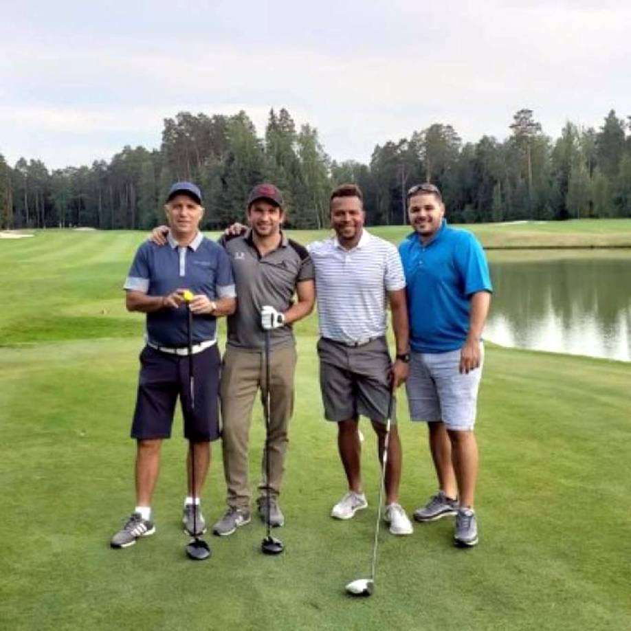 Carlos Pavón ha hecho amigos en el fútbol y ahora también en el golf. En la imagen aparece junto al exjugador mexicano Francisco ‘Kikín‘ Fonseca, quien también ha trabajado de analista deportivo de TUDN.