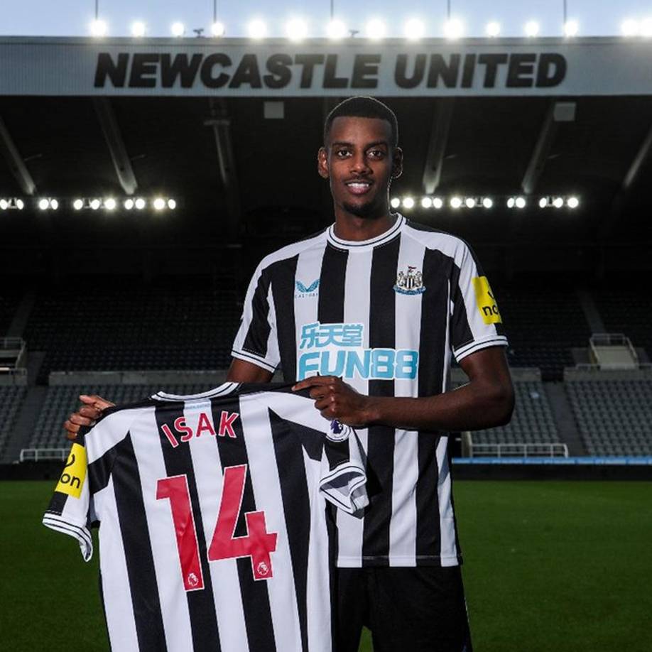 Bombazo confirmado: El Newcastle, el club más rico del mundo, ha hecho oficial el fichaje de Alexander Isak, procedente de la Real Sociedad. El equipo inglés ha pagado 70 millones de euros por el delantero sueco al conjunto txuri-urdin, que registra su mayor venta de la historia.