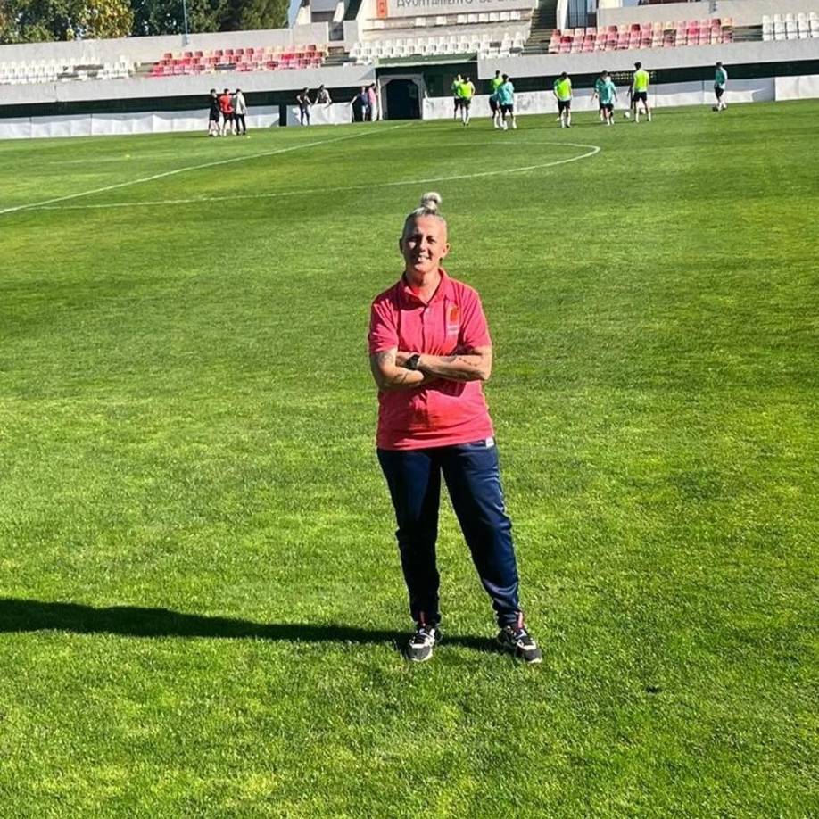 El CD Cuervos anunció el fichaje de la española Alejandra Jiménez Fernández, con licencia de Entrenadora UEFA PRO, para ser asistente técnica del primero al mando.