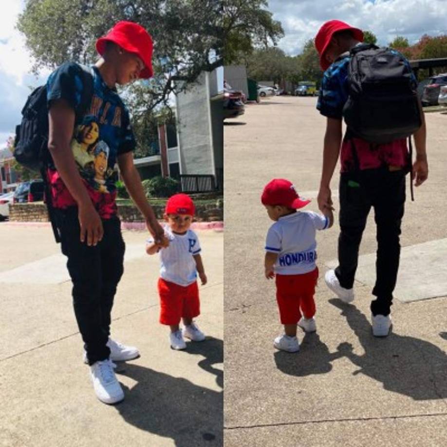 El cantante Rude Boy junto a su primogénito.