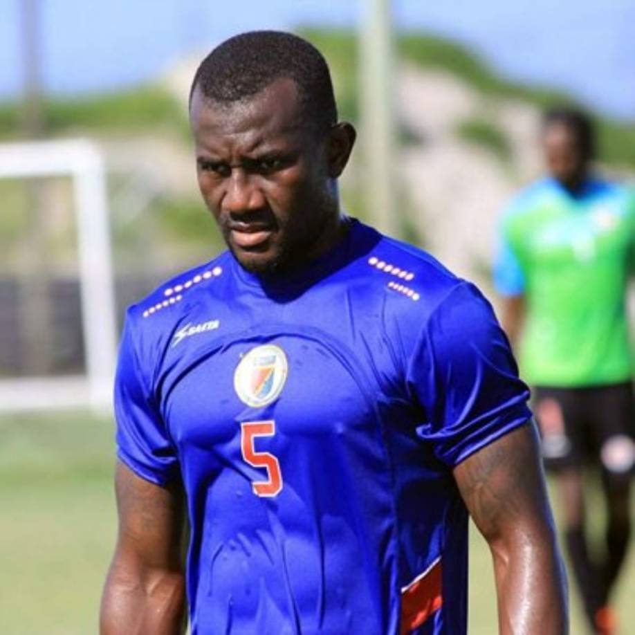 GRAF7113. MADRID, 10/07/2018.- El director deportivo del Sagan Tosu (i), el delantero Fernando Torres (c), y el presidente del club japones, Minoru Takehara (d), durante el acto de presentación en Madrid. EFE/ Víctor Lerena