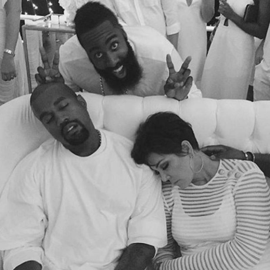 Kylie dejó ver lo divertidos que estuvieron todos al publicar una imagen que muestra varias fotos polaroid tomadas en una cabina.