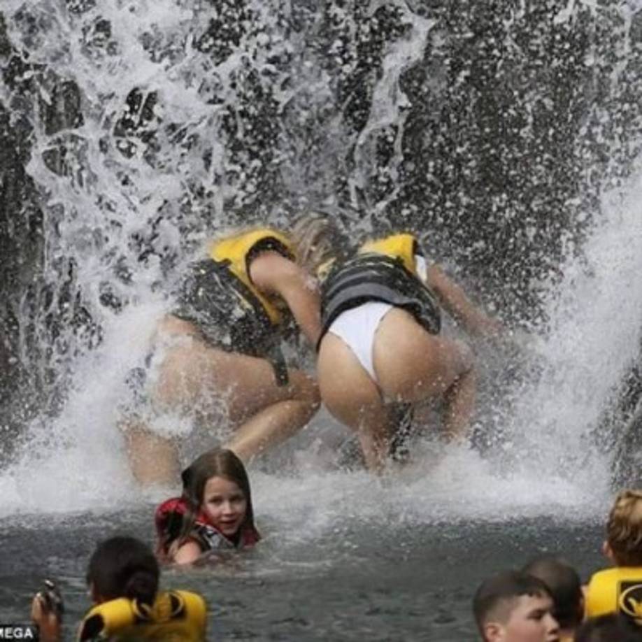 La mayor de las hermanas Kardashian dejó ver su firme trasero en un bikini blanco.<br/>