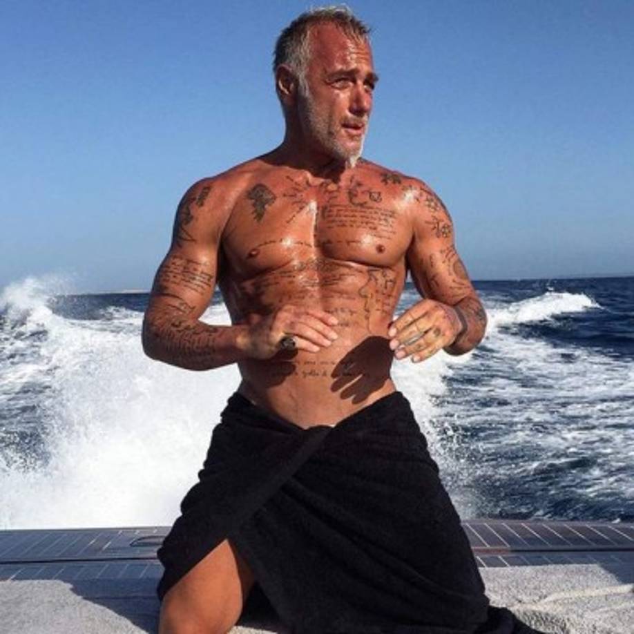 El millonario se ha hecho popular en las redes por su tonificado cuerpo y sus sensuales bailes pero no siempre lució así.