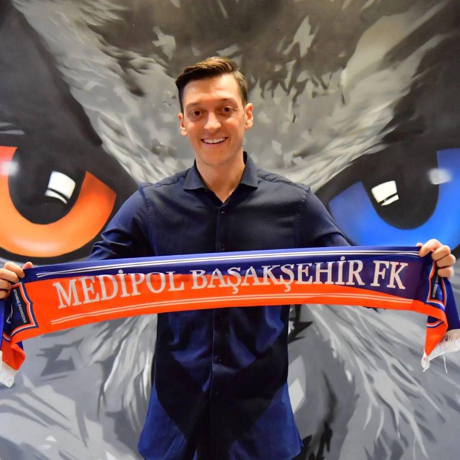 El Basaksehir de Turquía fue el último equipo en la exitosa carrera de Mesut. Hoy, se enfocará de lleno a su imperio.
