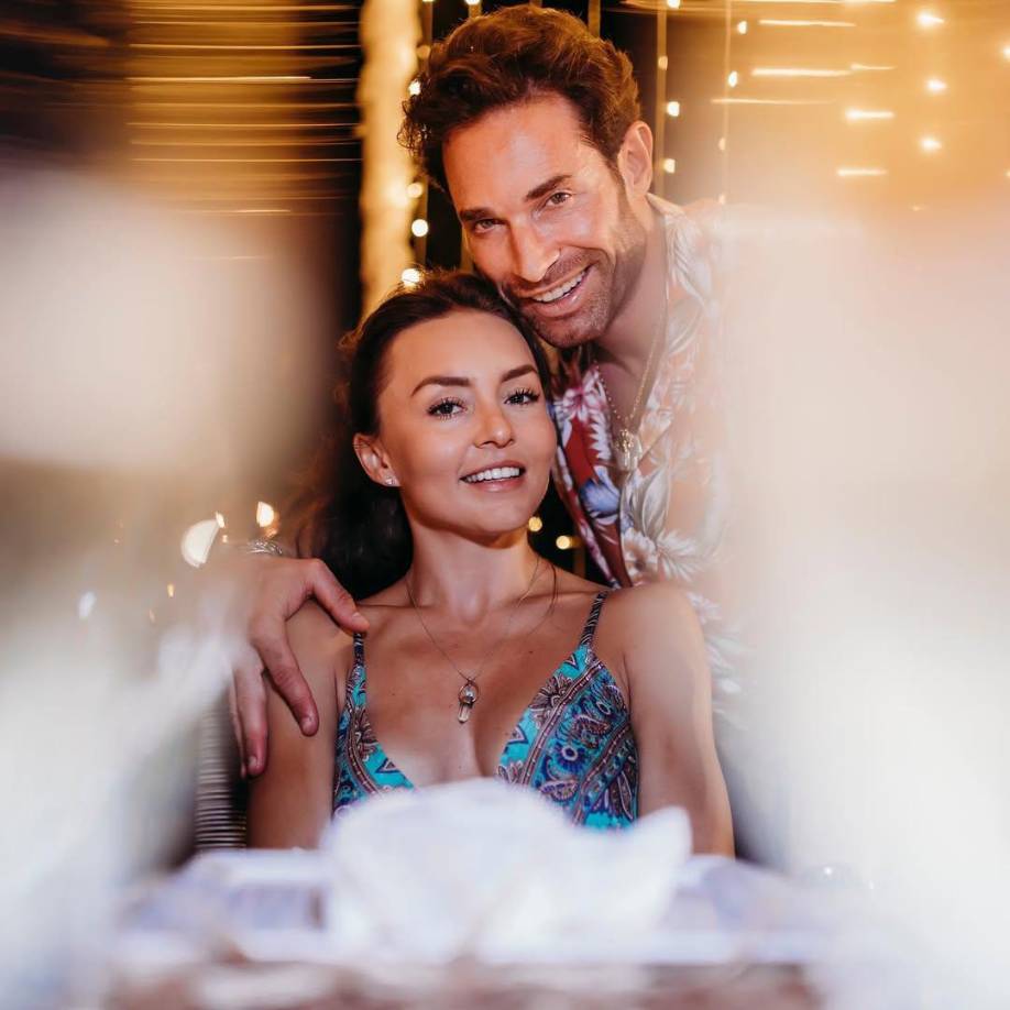 Desde su encuentro en 2010 en la telenovela ‘Teresa’, Angelique Boyer y Sebastián Rulli han sido más que una pareja en pantalla; han demostrado ser un modelo a seguir en como relación amorosa.