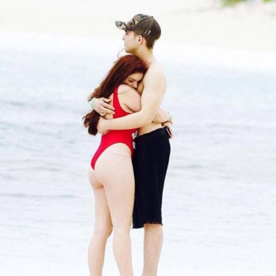 Y ahora que está de vuelva al bando de las solteras, no piensen que comenzará a esconderlas. Por el contrario, no ha parado de mostrarlas y lucir completamente provocativa.