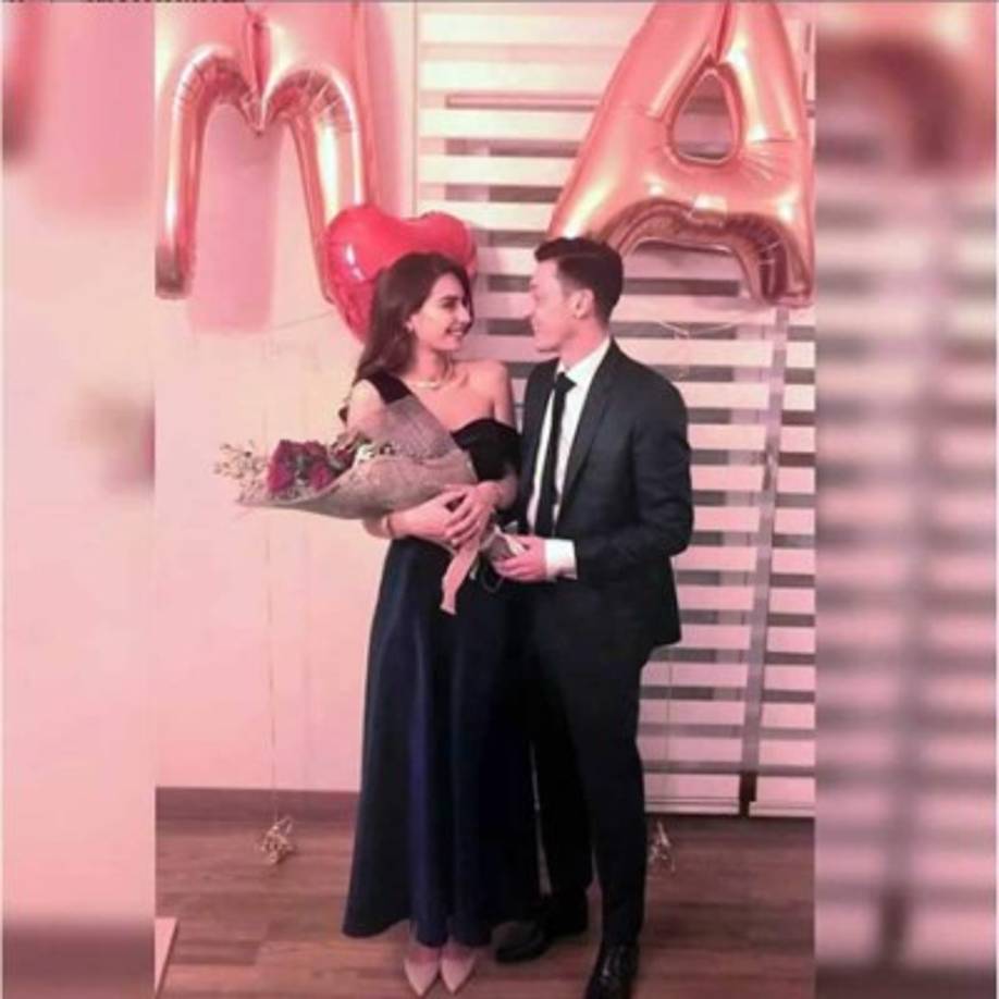 Mesut Özil, delantero alemán del Arsenal de Inglaterra, sorprendió a su pareja Amine Gülşe con este ramo de rosas.