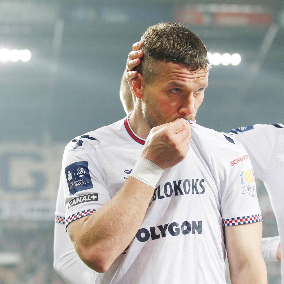 Lukas Podolski, que el próximo 6 de junio cumplirá 38 años, ha renovado su contrato con el Górnik Zabrze polaco por dos temporadas, hasta el 30 de junio de 2025: “Estando sano, soy uno de los mejores de la Liga. Jugaré todo el tiempo que pueda”.
