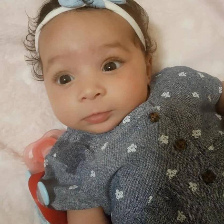 Comager dijo a los investigadores que abofeteó y sacudió a su hija cuando ella lloraba como una forma de silenciarla, según fuentes policiales. No se ha informado si la bebé fue abandonada en el bosque para que muriera o si ya había fallecido cuando la dejaron allí entre la basura.