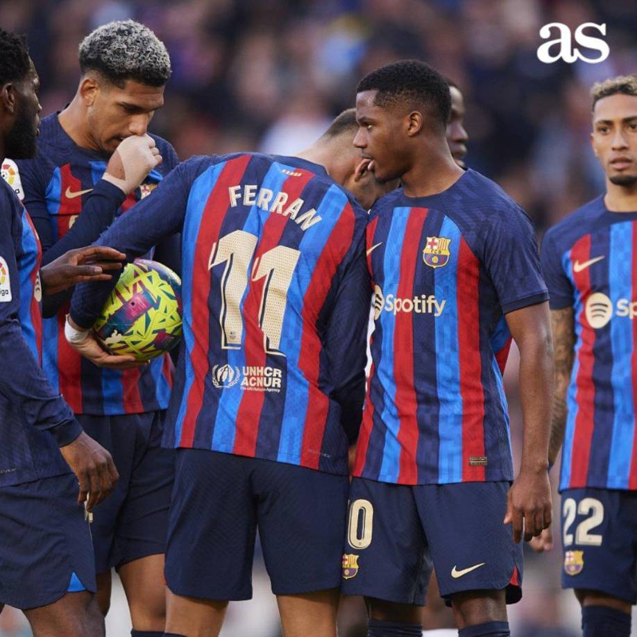 Ansu y Ferran Torres tuvieron un rifirafe por lanzar la pena máxima que el árbitro señaló a favor del Barça por una mano de Hugo Guillamón.