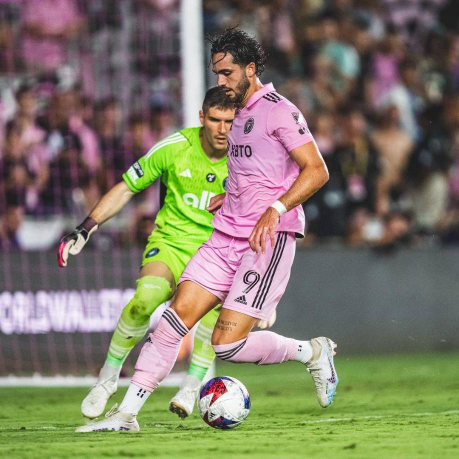 Una de las principales fuentes de esta riqueza es su abuela, Isabel Noboa, una de las empresarias exitosas de Ecuador.