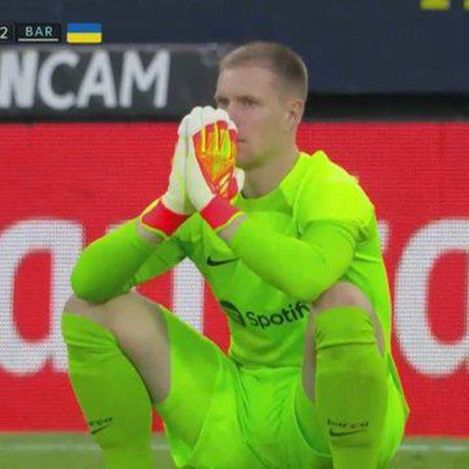 El portero Ter Stegen lucía preocupado por el estado del aficionado.