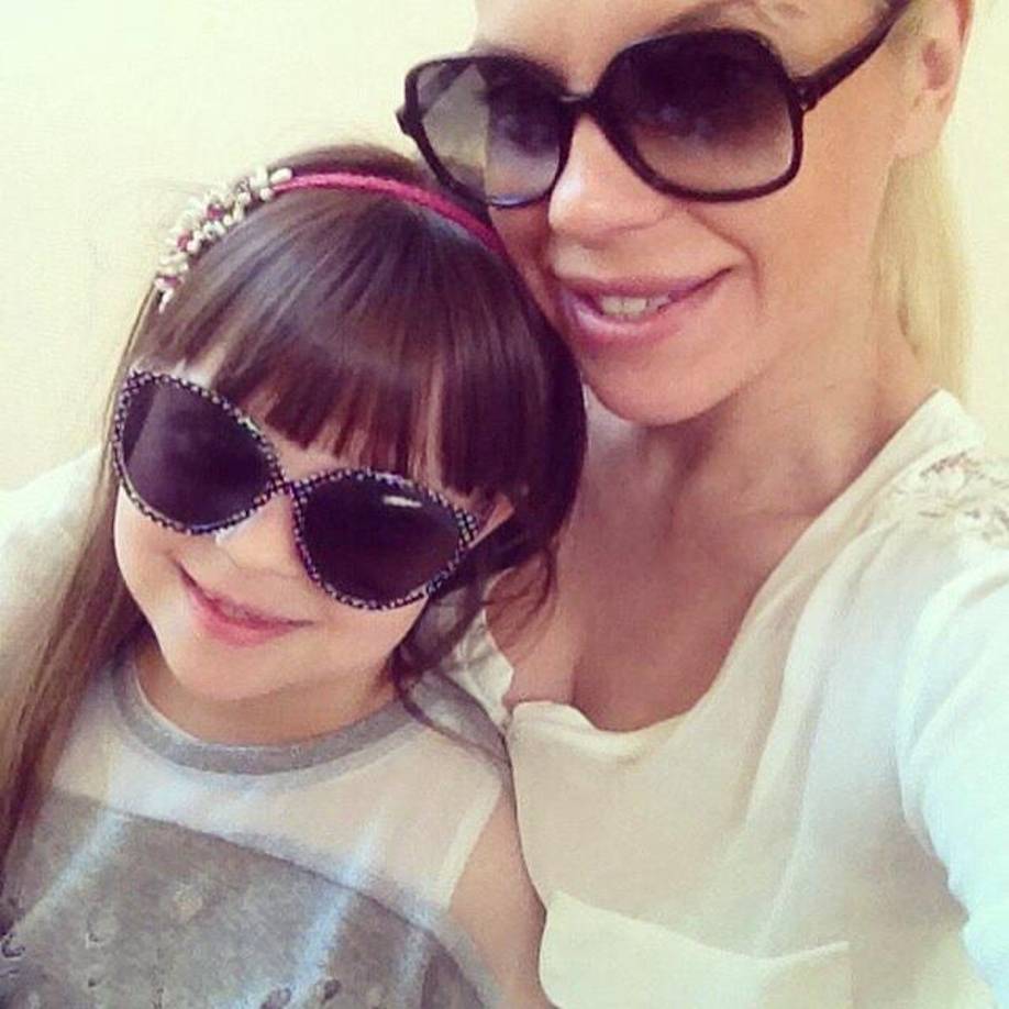 “Cuando me convertí en madre, me di cuenta de que mi vida se volvió más profunda y más colorida”, escribió Anastasia Milosskaya en su cuenta de Instagram con la foto de su hija.