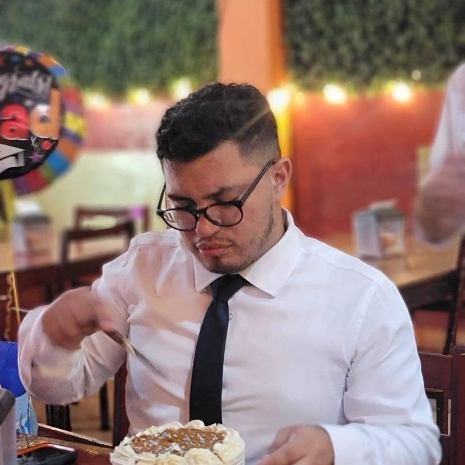 “Nos unimos en un profundo sentimiento de pesar ante la irreparable pérdida de nuestro querido compañero Darwin Fernando Navarro Ruíz, quien en vida se desempeñó como facilitador de Inclusión Económica y Emprendimiento en el Proyecto Génesis”, agrega la nota de duelo.