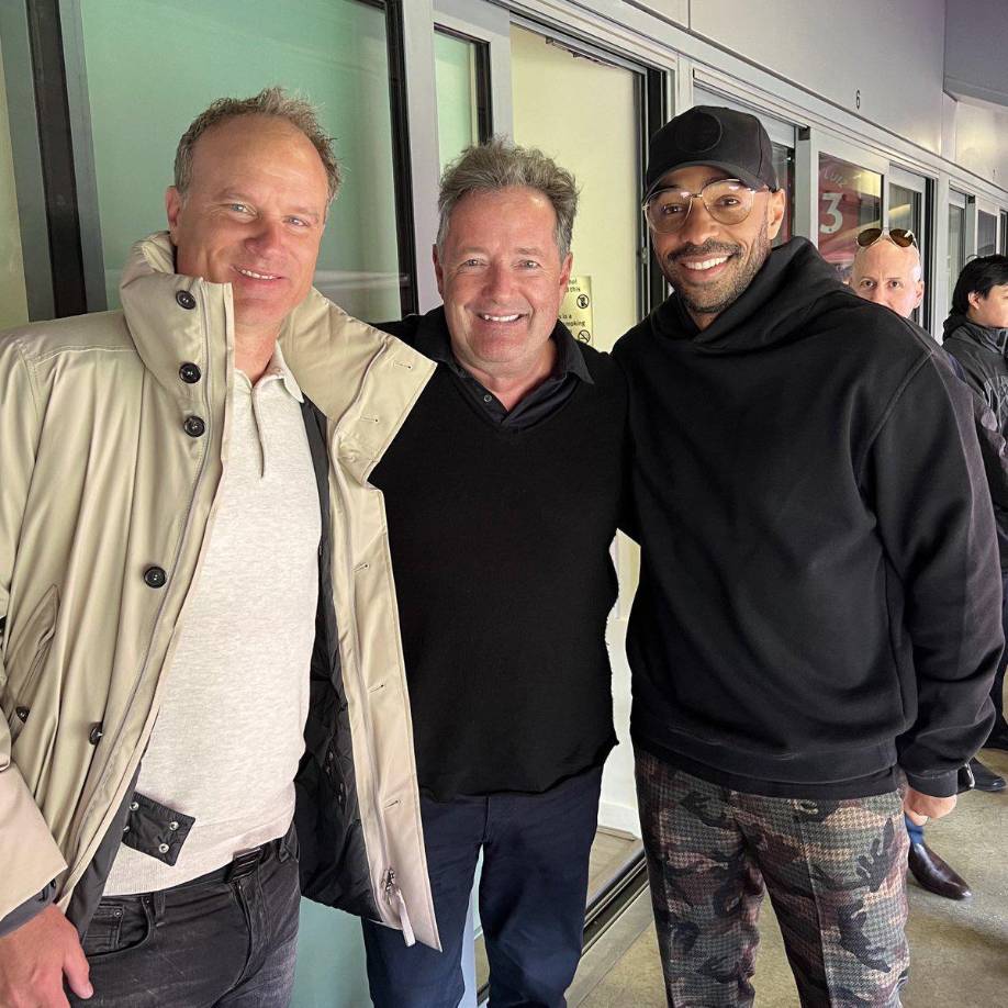 Dennis Bergkamp y Thierry Henry, dos leyendas del Arsenal, estuvieron en el partido