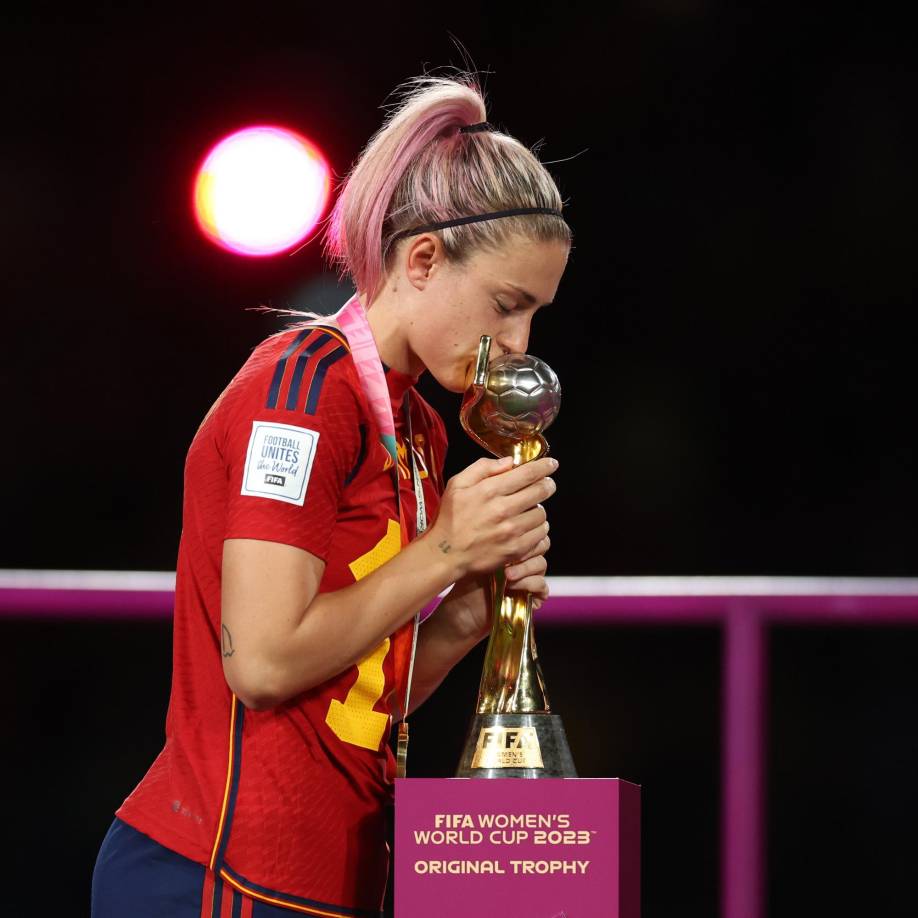 Alexia Putellas besando el trofeo del Mundial Femenino 2023.