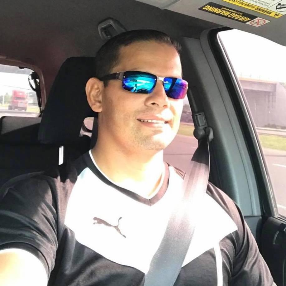 “Se me calman ustedes, déjenme hablar con él. Vamos a hablar”, dice, dirigiéndose tanto a los civiles como al policía, quien le responde: “Usted anda su arma visible”.