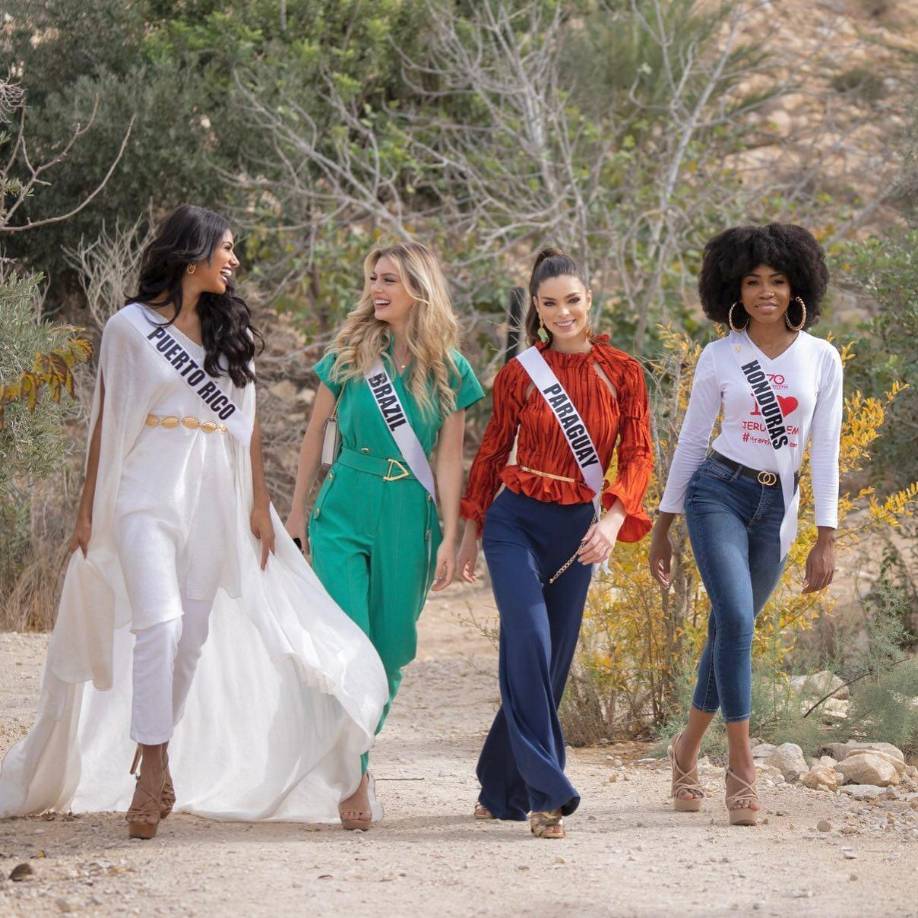 Rose junto a Michelle Marie Colon, Miss Puerto Rico, Teresa Santos, Miss Brasil y Nadia Ferreira, Miss Paraguay.