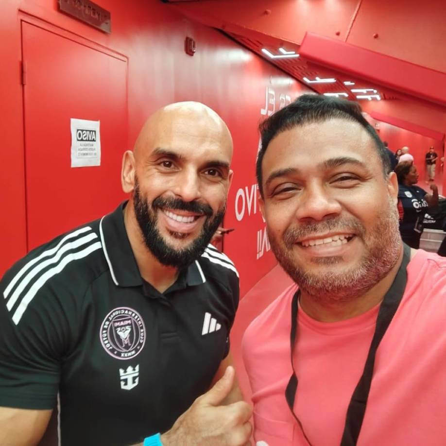 Yassine Cheuko fue toda una celebridad en Panamá. El periodista panameño Roberto Rivera se fotografió con el guardaespaldas de Messi y lo compartió en redes sociales.