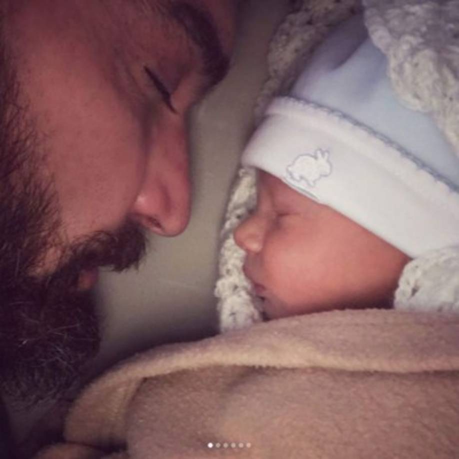 'Mi querido hijo, Mati... Crecerás hasta el punto en que ya no podré tenerte en mis brazos, pero siempre habrá espacio para ti en mi corazón. Hoy y siempre tu papi', fue el mensaje con el que acompañó las fotografías.